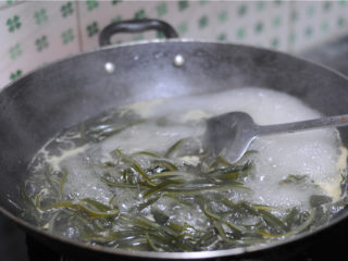 4、麻辣海带丝,我搓揉了好几遍还是比较咸，于是又汆烫了一遍，才将咸味去掉