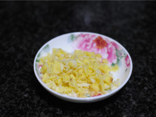 6、麻辣海带丝,姜蒜切丁备用