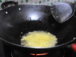 7、麻辣海带丝,放入油锅煸炒出香味