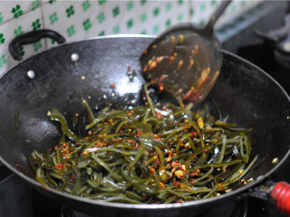 10、麻辣海带丝,.将海带丝倒进去，转大火