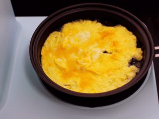 3、补钙又营养的虾仁豆芽蛋炒饭,东菱早餐机锅烧热后倒入15克花生油烧热,把打散的鸡蛋炒熟盛出备用。