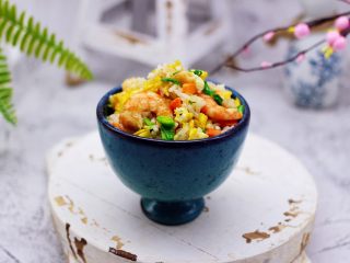 16、补钙又营养的虾仁豆芽蛋炒饭,成品一