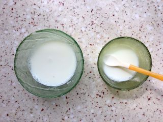 2、植物油红枣软欧,牛奶提前加热，分开2个碗放；