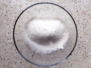 4、植物油红枣软欧,面包粉、全麦粉混合筛入大碗里；