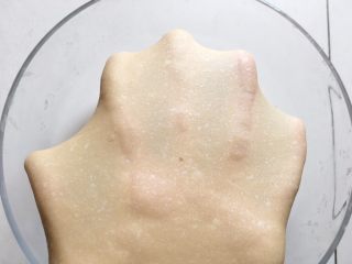 7、植物油红枣软欧,继续揉至完全扩展阶段，能拉出大片薄膜；