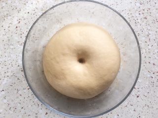 13、植物油红枣软欧,发酵到原来面团的2倍大小；