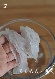 2、小米红枣燕窝粥,泡发5小时或更长,至燕盏完全发大至通透。泡发好的燕盏大约是原重量的6-7倍。