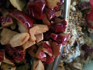 6、红糖红枣核桃酥,加入核桃碎、红枣碎