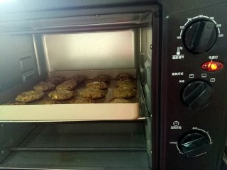 11、红糖红枣核桃酥,放入预热好的烤箱中层180度10分钟转165度10分钟