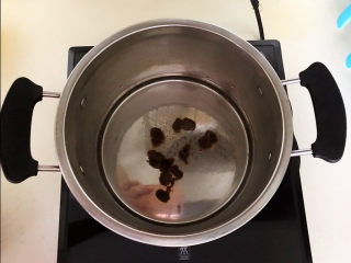 7、桂圆炖蛋,加入泡发好的桂圆肉