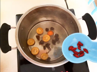 10、桂圆炖蛋,加入枸杞