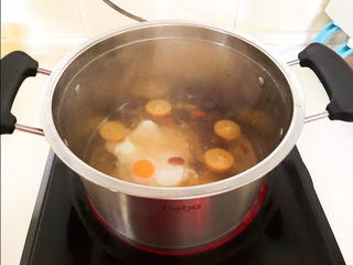 13、桂圆炖蛋,打入一颗土鸡蛋