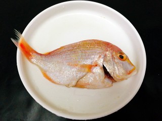 1、糖醋菜+糖醋红鲫鱼,红海鲫鱼处理好