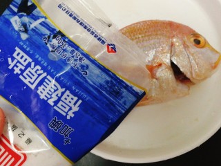 2、糖醋菜+糖醋红鲫鱼,先用少量盐腌制一会儿