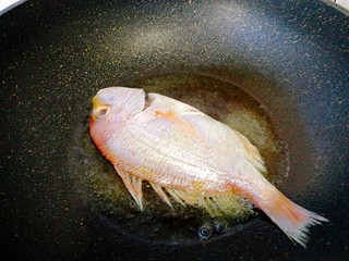 4、糖醋菜+糖醋红鲫鱼,油烧热后放入鱼