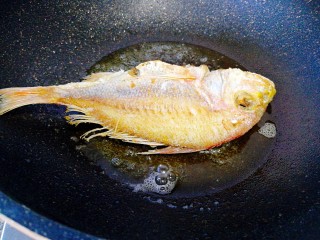 5、糖醋菜+糖醋红鲫鱼,煎至金黄起酥