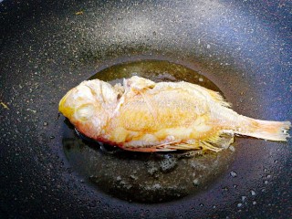 6、糖醋菜+糖醋红鲫鱼,翻一面继续煎