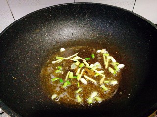 10、糖醋菜+糖醋红鲫鱼,加入葱头，姜丝爆香