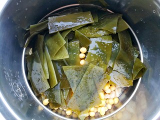 9、清甜浓郁的海带黄豆排骨汤,加海带。