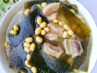13、清甜浓郁的海带黄豆排骨汤,夏季记得常喝海带黄豆排骨汤哦。