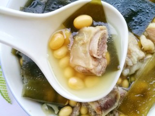 14、清甜浓郁的海带黄豆排骨汤,连喝三碗都不够。