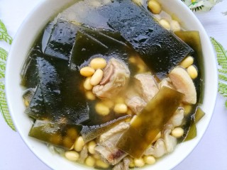 15、清甜浓郁的海带黄豆排骨汤,一家老小都可以喝。