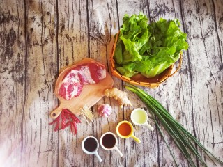 1、牙签肉生菜绝配,备材料