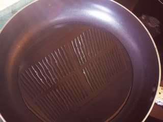 7、牙签肉生菜绝配,热锅起油