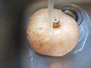 1、红枣红糖馒头,一个大南瓜放好久了,没水分了。