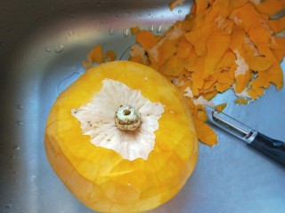 2、红枣红糖馒头,去皮洗干净。