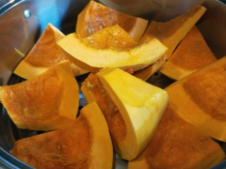 3、红枣红糖馒头,切成小块放入蒸锅。