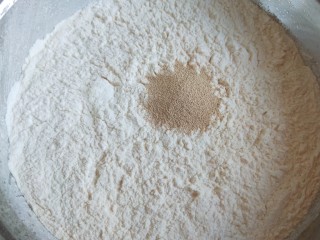 6、红枣红糖馒头,面粉加入酵母。