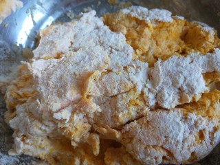 7、红枣红糖馒头,放入南瓜直接揉均匀。