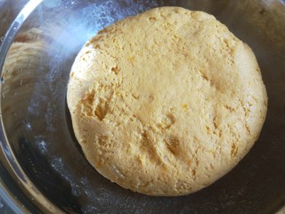 8、红枣红糖馒头,盖上保鲜膜发酵。