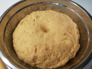 9、红枣红糖馒头,面发起在揉均匀。