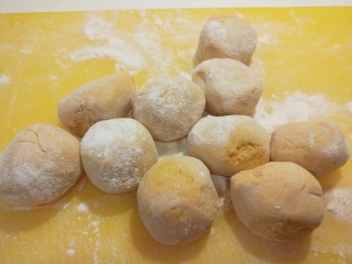 11、红枣红糖馒头,在揪出小剂子。