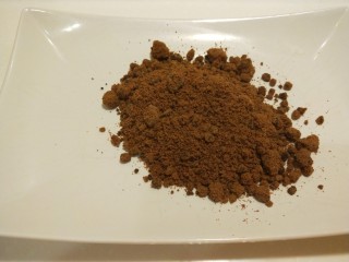 12、红枣红糖馒头,红糖倒入盘中。