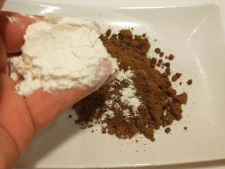 13、红枣红糖馒头,加入适量面粉抓均匀。