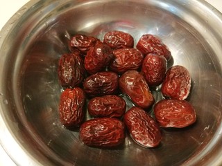 14、红枣红糖馒头,红枣放盆中泡软。