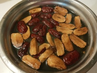 15、红枣红糖馒头,在去核切成小块。