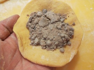 17、红枣红糖馒头,放入红糖。