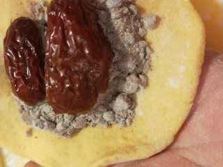 18、红枣红糖馒头,放入红枣。