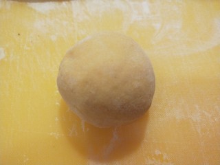 20、红枣红糖馒头,褶子朝下搓圆。