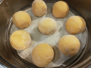 22、红枣红糖馒头,放入蒸锅醒放20分钟开火蒸20分钟即可。