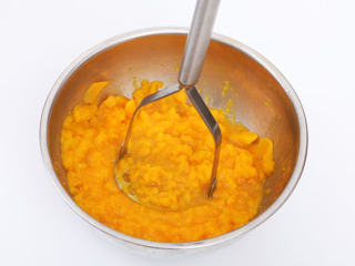 3、南瓜红枣发糕 ,趁热加入白糖，用器具将南瓜捣烂成泥状，放凉。