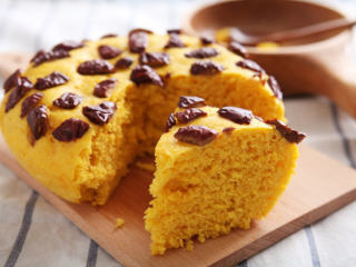 7、南瓜红枣发糕 ,美味的枣糕就这样完成了，出锅当心烫手哦。