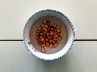 3、养生养颜之护肤护发美人羹(红枣花生桂圆芸豆汤),花生米至少提前两小时温水泡发