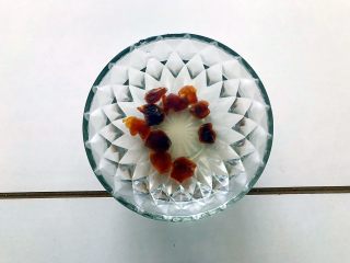 4、养生养颜之护肤护发美人羹(红枣花生桂圆芸豆汤),桂圆干用水稍微冲洗一下,再用温水浸泡,备用