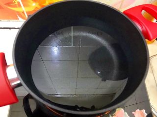 6、养生养颜之护肤护发美人羹(红枣花生桂圆芸豆汤),锅内装满水