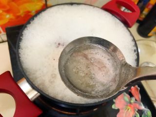 12、养生养颜之护肤护发美人羹(红枣花生桂圆芸豆汤),用勺子撇去浮沫